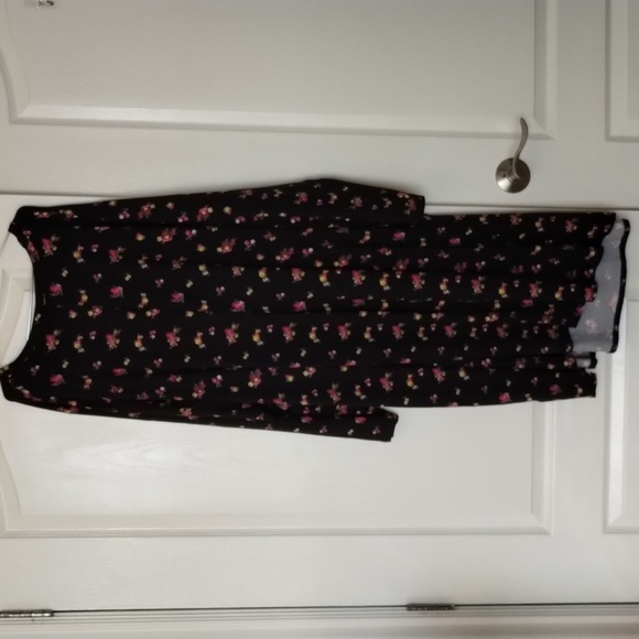 Socialite Curve Black floral long sleeve midi dress twisted front - Picture 5 of 10